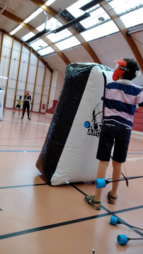 Archer visant avec un arc équipé d'une flèche à embout mousse