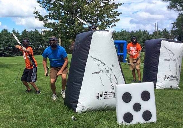 Joueur d'Archery Touch équipé d'un arc et d'un masque de protection