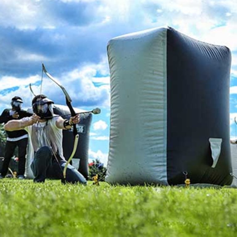 Terrain extérieur balisé avec bunkers gonflables
